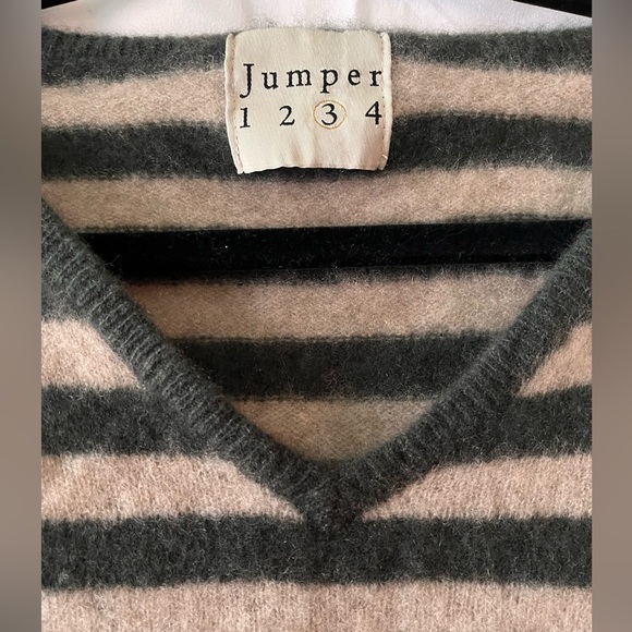 Jumper 1234 Cropped V-Neck Cashmere Sweater - Picture 2 of 5
